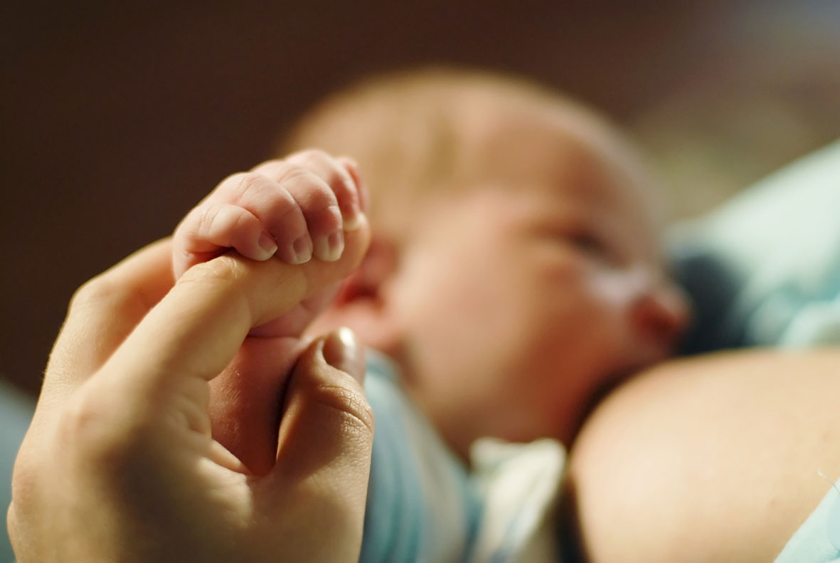 Una insuficiente lactancia y la obesidad materna podría predisponer al hígado graso en jóvenes